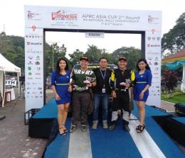   (tengah) Muhammad Solichin, Promo Lead XL Axiata Greater Medan berfoto bersama para pemenang dalam Asia Pasific Rally Championship 2019